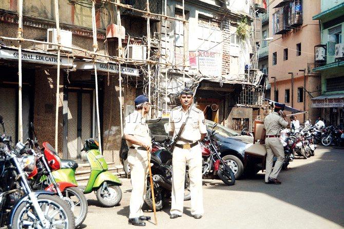 Police stand guard outside an IRF office in Dongri, which was among the 12 locations raided on Saturday. Pic/Bipin Kokate