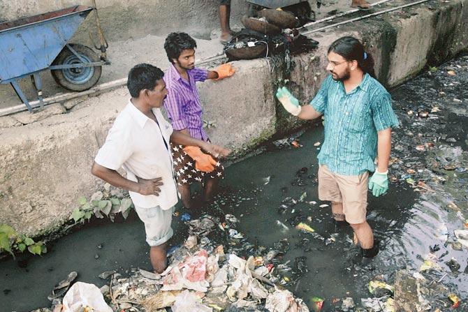 Here we see reporter Samdish Bhatia chatting up Raju and Sumit (who didn’t want to reveal their last names) while cleaning the open naala in Chembur