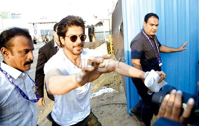 Shah Rukh Khan arrives at the venue. Pics/Sameer Markande