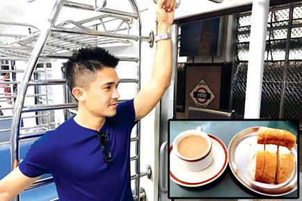 Indian football captain Sunil Chhetri travels in Mumbai local train