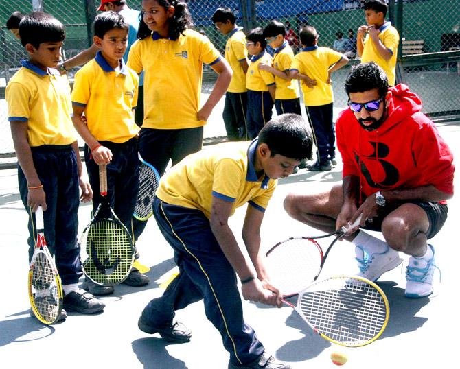 Tennis Player Rohan Bopanna giving tips to school kids at an event in Bengaluru. Pic/PTI