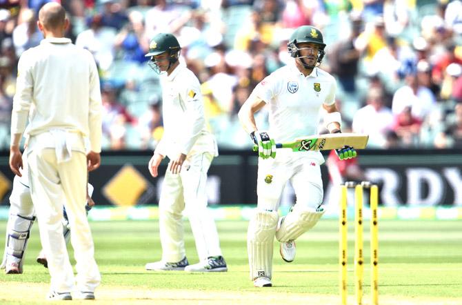 South African captain batsman Faf du Plessis (R) makes a run during the third Test cricket match between Australia and South Africa at the Adelaide Oval in Adelaide. Pic/AFP