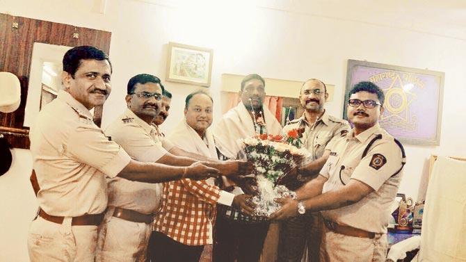 Police constable, friend felicitated for averting major tragedy in Thane
