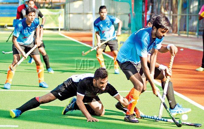 Indian Navy and Bombay Republicans players vie for the ball during the Bombay Gold Cup tie in Churchgate yesterday. Pic/Nimesh Dave