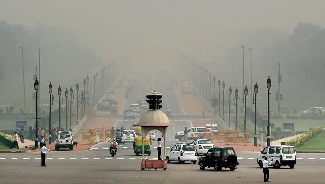 Commuters drive through smog in New Delhi a day after Diwali. According to the weather office, respirable pollutants breached the 1,000-microgram mark in the Capital and shot up nearly 10 times above normal on Monday. Pic/AFP