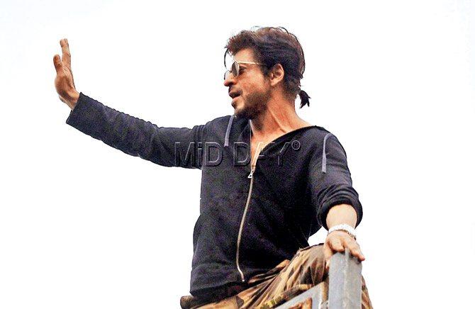 Shah Rukh Khan waving to fans from the terrace of Mannat  after returning from Alibaug. Pic/Bipin Kokate
