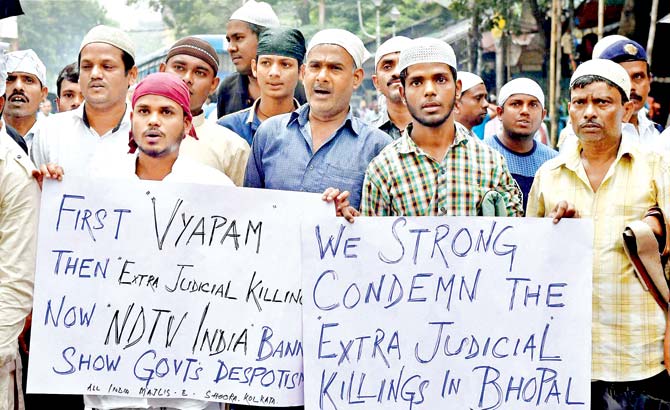 Protesters in Kolkata hold placards during a protest against the killing of 8 SIMI members. Pic/PTI