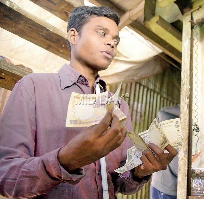 Ram Prasad Deep received the Rs 500 notes on Monday. Pic/Sameer Markande