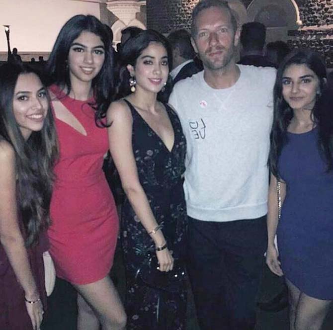 Aaliyah Kashyap, Khushi Kapoor, Jhanvi Kapoor and Coldplay frontman Chris Martin. Picture courtesy: @jhanvikapoor Instagram account 