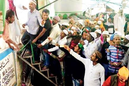 Devotees blessed with food, change at Ajmer