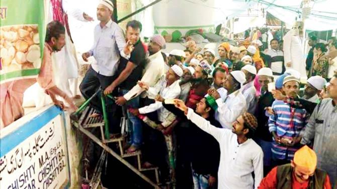 People queue up near the degh at Ajmer Dargah to get change for their Rs 500 and Rs 1,000 notes