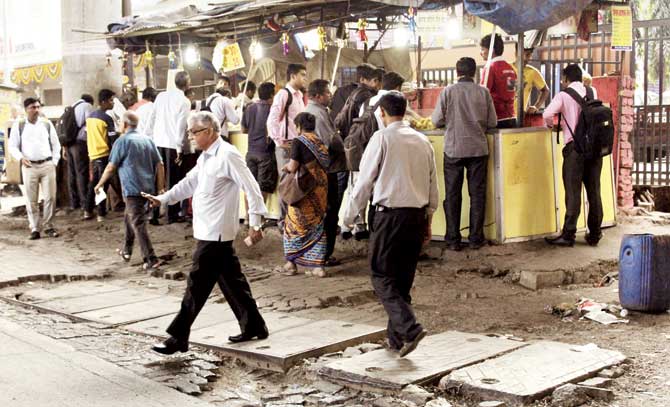Pedestrians forced onto the roads by fast food vendors in Andheri East. Pic/Poonam Bathija