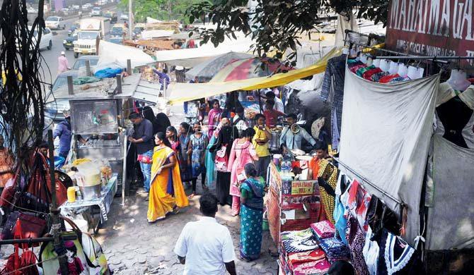 Hawkers and vendors encroach on the footpath at the entrance of Gandhi Market in Matunga. Pic/Datta Kumbhar