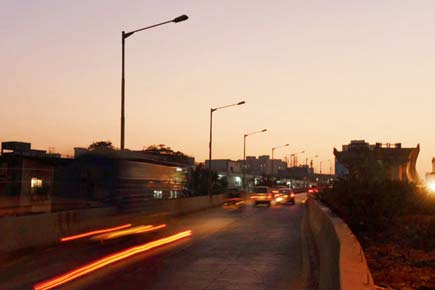Mumbai: Defunct lights on Jogeshwari flyover leave motorists fuming