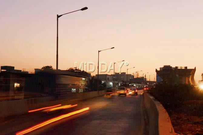Streetlights near the eastern landing of Balasaheb Thackeray flyover have gone kaput. Pic/Rane Ashish