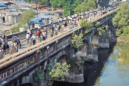 Thane: Kalwa locals don't want to burn 170-year-old bridge