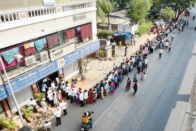 Laxmi: Serpentine queues outside banks and ATMs continued even a week after demonetisation. Pic/Sameer Markande