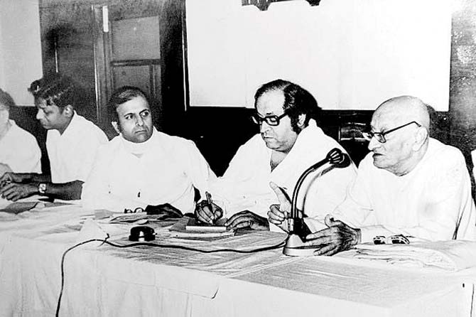 (From left) Madhu Mehta, Piloo Mody and C Rajagopalachari at the Swatantra Party meeting in 1967, Mumbai. Pic/Nitai Mehta