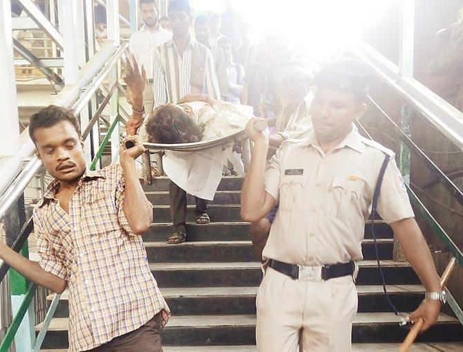 The victim being taken to Shatabdi hospital for treatment