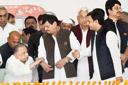 Mulayam and Akhilesh Yadav unite for yatra, rath breaks down