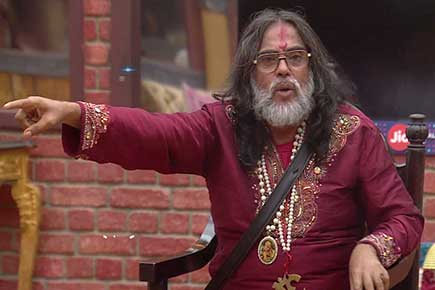 'Bigg Boss 10' Day 24: Swami Om questions Mona-Manu's relationship