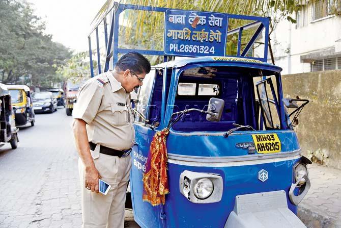 A policeman takes a closer look at the broken windshield of the tempo. Pic/Pradeep Dhivar