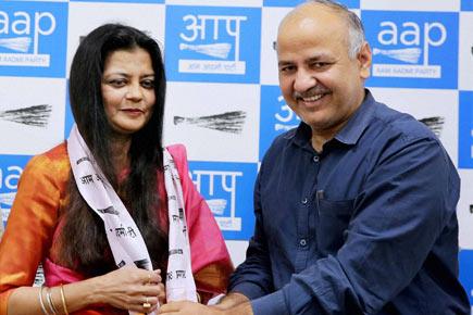 Poonam Azad, wife of suspended BJP leader Kirti Azad, joins AAP