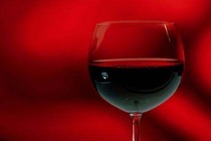 Red wine before smoking can offset damage to blood vessels