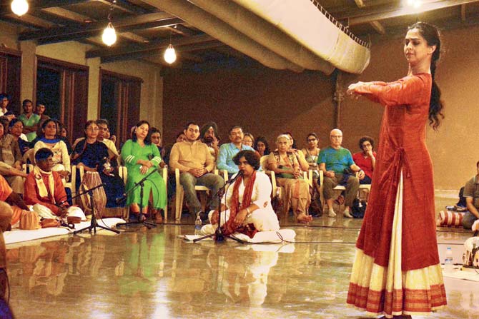 A jam session of Jheeni with Shruthi VIshwanath (vocals), Hitesh Dhutia (guitar), Shruteendra Katagde (tabla) and Sanjukta Wagh (Kathak). Pics/Gargi Kowli