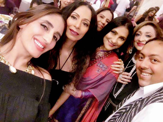 Friends click a selfie with Shwetta Shetty after the show 