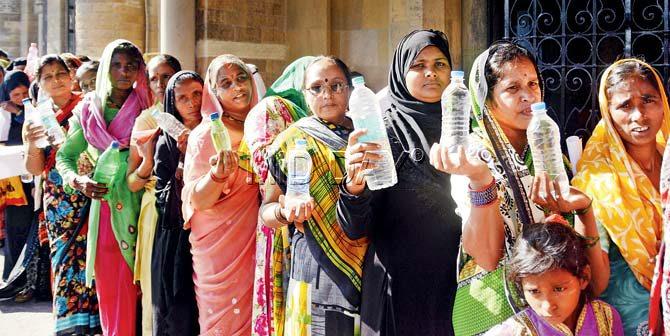 The slumdwellers who gathered outside BMC headquarters claimed they still haven’t got access to clean drinking water. Pic/Sneha Kharabe