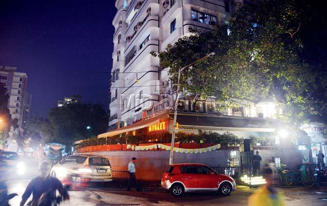 14th Road at Khar has a host of commerical establishments, including the pub Monkey Bar. Pics/Satej Shinde