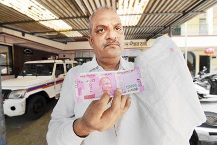 Video: New Rs 2,000 notes bleed colour on coming in contact with water 