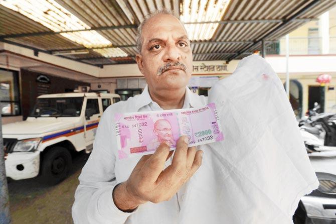 Vikrant Karnik claims he wiped the Rs 2,000 note with a wet hanky and the colour rubbed off on it