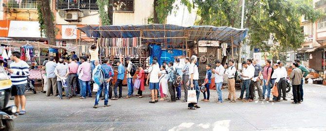 People queuing up outside Bank of Baroda, Vile Parle. PIC/ASHISH RANE