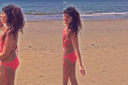 435px x 290px - Beach babe! TV actress Saloni Chopra sizzles in bikini