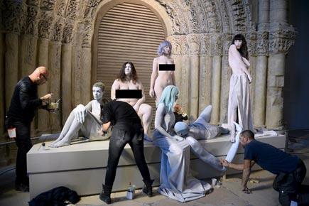Models pose nude for art during fashion show in Paris