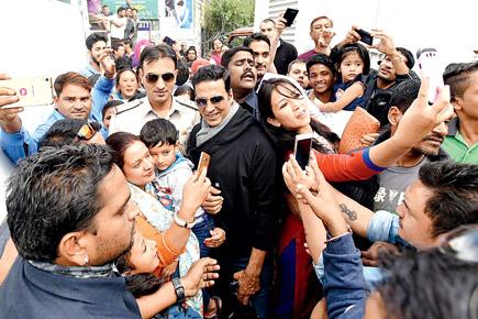 Akshay Kumar gets mobbed by fans for selfie in Manali