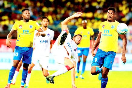 ISL 2016: Kerala Blasters play goalless draw vs Delhi Dynamos Delhi Dynamos' Ruben Gonzalez Rocha (centre) attempts an over-head kick as Kerala Blasters' players look on during their Indian Super League-3 encounter at Jawaharlal Nehru Stadium in Kochi yesterday. Pic/Sportzpics