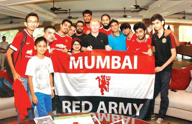 Manchester United legend Paul Scholes (centre) with members of MUFCM