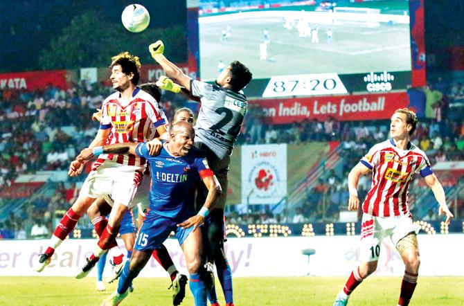 ATK goalie Debjit Majumder (right) presses into action during the  ISL-3 match against FC Goa in Kolkata yesterday. Pic/ Sportzpics	