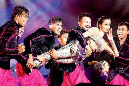 Malaika Arora Khan sizzles on stage during performance in US