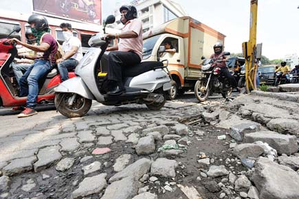 Mumbai: Cop falls off scooter trying to avoid 5-ft-wide pothole on WEH