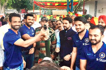 Indian cricketers, Anurag Thakur visit 124 Sikh Battalion territorial army