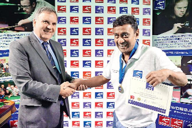 WDBS Open Disability Snooker Championship 2016 winner Venkateswaran Subramanian receives his award