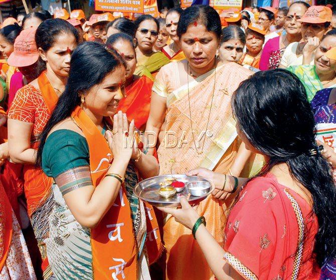 Jogeshwari candidate Shivani Shailesh Parab campaigning through haldi-kumkum in February 2010. Pic/Rane Ashish