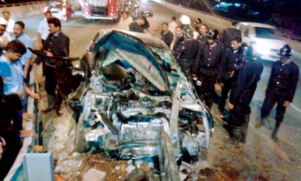 Mumbai: Two injured as car crashes into divider on Eastern Freeway