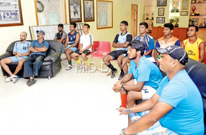 Explain the rules of the 5-a-side hockey Nationals at the Mumbai Hockey Association Ltd in Churchgate recently. Pics/Bipin Kokate