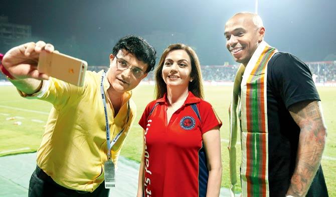 Sourav Ganguly (left) takes a selfie as Nita Ambani (centre) and Thierry Henry strike a pose before an ISL-3 match at Rabindra Sarobar Stadium in Kolkata yesterday. Pic/Sportzpics