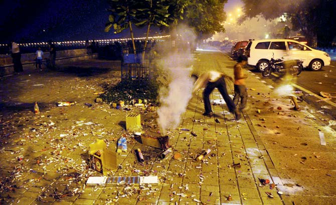 Promenades likes Marine Drive, Carter Road and Juhu are popular spots for revellers with fireworks to gather. File Pic